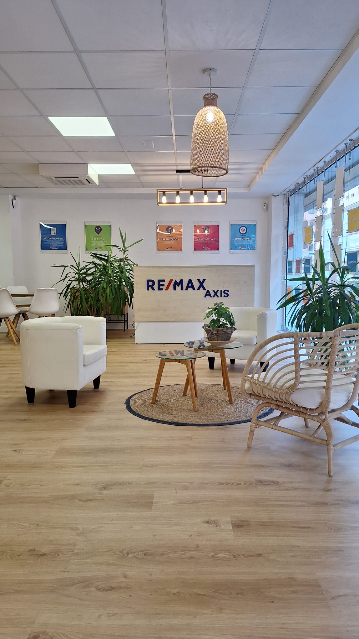 RE/MAX AXIS